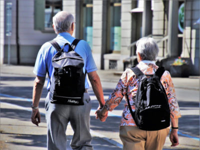 Szczęśliwi emeryci w podróży z oszczędności w ramach PPK