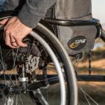 ubezpieczenie na życie człowiek na wózku inwalidzkim garnitur zdjęcie