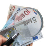 banknoty euro pod lupą oszczędności 2021-11-18