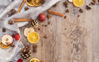 Boże Narodzenie - stół - pomarańcze i przyprawy