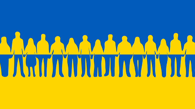 ukraina - pracownicy na tle flagi zdjęcie