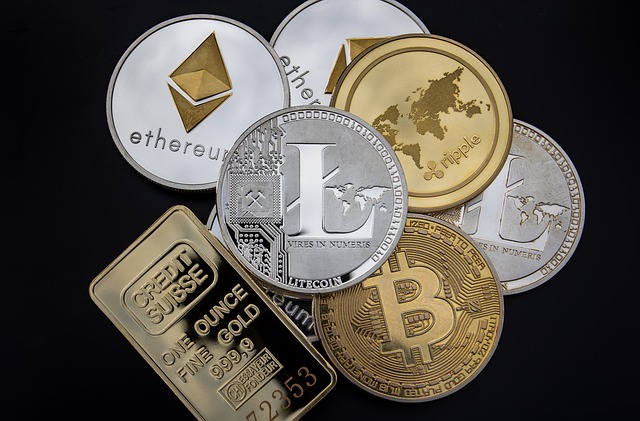 bitcoin, ethereum, sztabka złota na czarnym tle zdjęcie