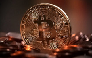 symbol bitcoina - złota moneta krypto