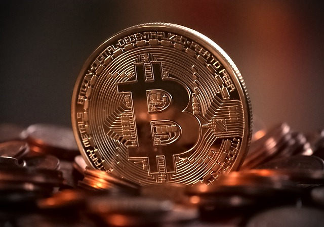 symbol bitcoina - złota moneta krypto
