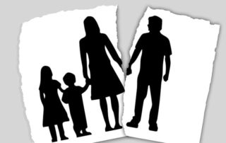 czarno-białe postacie - przedarta kartka - rodzina rozwodząca się