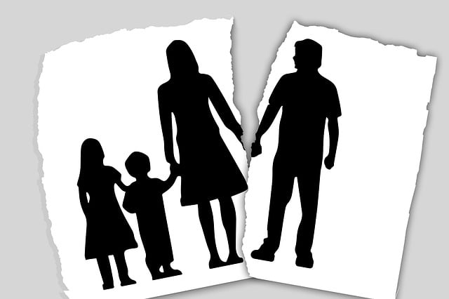 czarno-białe postacie - przedarta kartka - rodzina rozwodząca się
