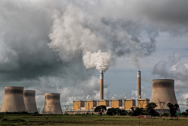 elektrownia węglowa - kotły, chmury na niebie